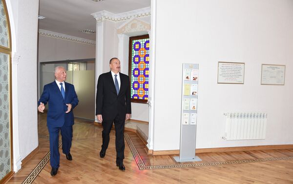Ильхам Алиев в рамках поездки в Хачмазский район открыл здание Дома бракосочетаний в центре города - Sputnik Азербайджан