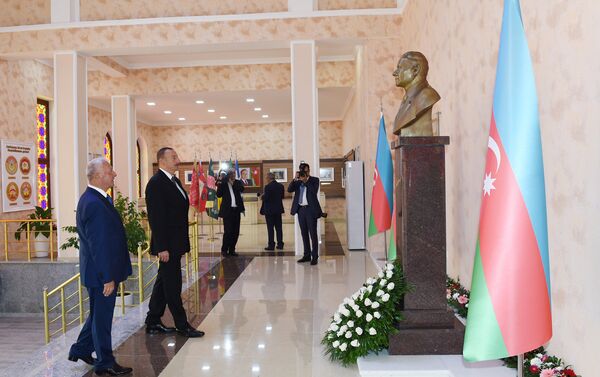 Ильхам Алиев ознакомился с условиями, созданными на Площади флага и Музее флага в Хачмазе - Sputnik Азербайджан
