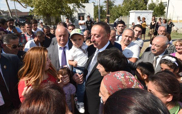 Ильхам Алиев встретился с группой жителей города Худат - Sputnik Азербайджан