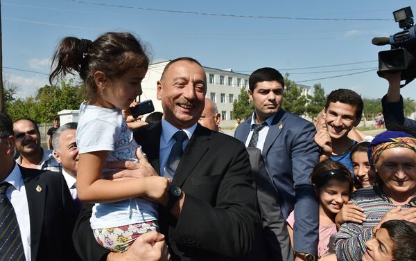 Ильхам Алиев встретился с группой жителей города Худат - Sputnik Азербайджан