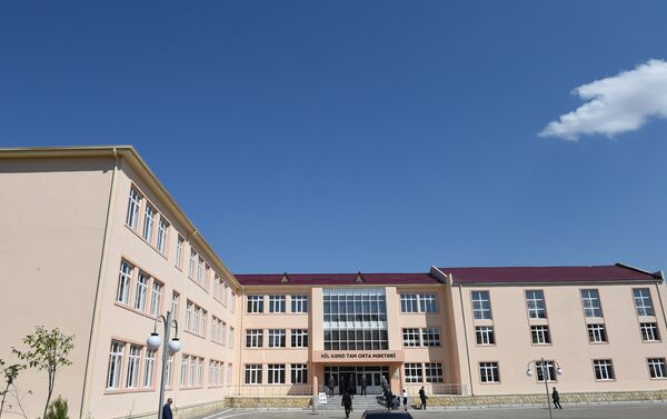 Ильхам Алиев открыл в селе Гиль Гусарского района новое здание полной средней школы имени профессора Керима Керимова - Sputnik Азербайджан