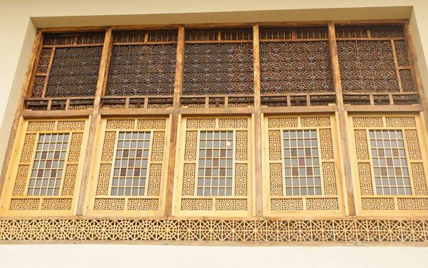 Окна дворца выполнены в традиции шебеке – декоративной плоскости, собранной из множества резных деревянных элементов и укрепленных между ними кусочков цветного стекла без помощи клея или гвоздей - Sputnik Азербайджан