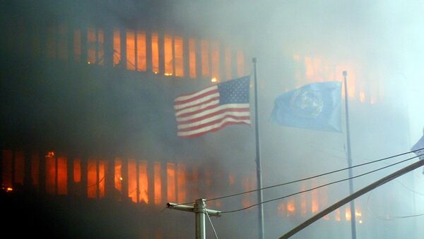 Пожар в небоскребах Всемирного торгового центра после теракта. США, Нью-Йорк, 11 сентября 2001 года - Sputnik Azərbaycan