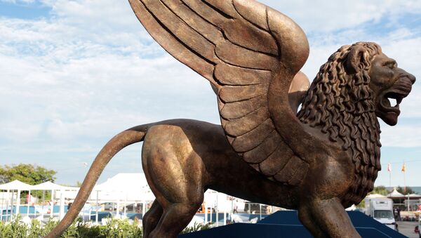 Фигура золотого льва неподалеку от места проведения Венецианского международного кинофестиваля. Архивное фото - Sputnik Azərbaycan