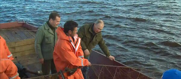 Путин и Медведев прошли на катере по озеру Ильмень и отведали рыбацкой ухи Путин и Медведев прошли на катере по озеру Ильмень и отведали рыбацкой ухи - Sputnik Азербайджан