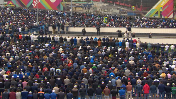 Тысячи мусульман помолились в честь Курбан-байрама у соборной мечети Москвы - Sputnik Азербайджан