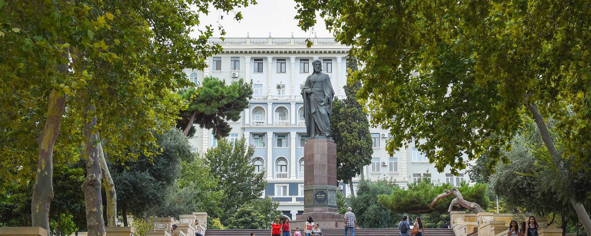 Памятник великому поэту Низами Гянджеви в Баку - Sputnik Азербайджан, 1920, 07.04.2021