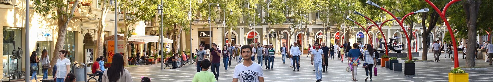 Люди на Площади фонтанов в Баку - Sputnik Azərbaycan