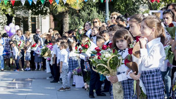 Празднование Дня знаний в одном из средних школ города Баку - Sputnik Azərbaycan