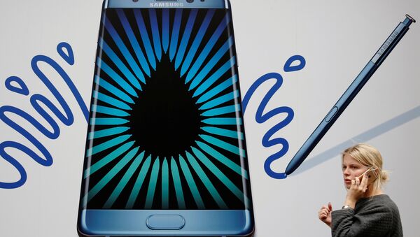 Рекламный плакат смартфона Samsung Galaxy Note 7 в Лондоне - Sputnik Азербайджан