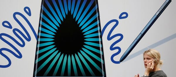 Рекламный плакат смартфона Samsung Galaxy Note 7 в Лондоне Рекламный плакат смартфона Samsung Galaxy Note 7 в Лондоне - Sputnik Азербайджан
