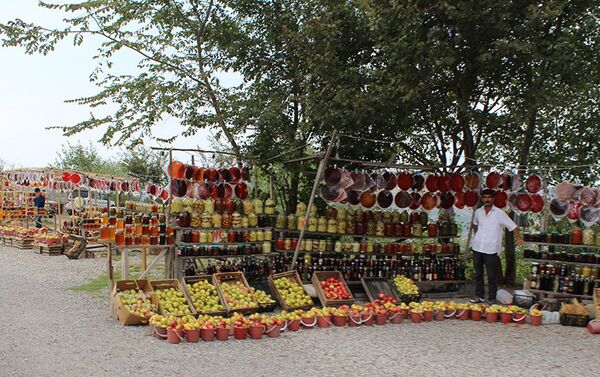 Вдоль всей дороги на глаза то и дело попадаются продавцы с товарами – солениями, сушеными травами, компотами из разнообразных фруктов - Sputnik Азербайджан