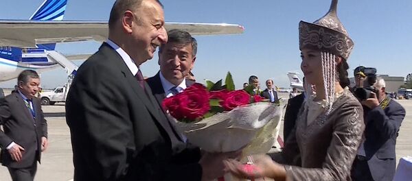 Кыргызская красавица вручила президенту Азербайджана Алиеву букет цветов - Sputnik Азербайджан