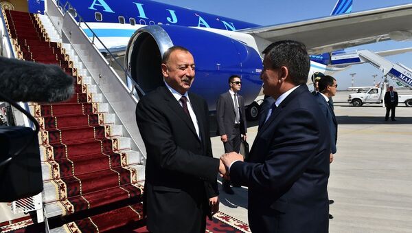 Azərbaycan Prezidenti İlham Əliyevin Bişkekin Manas Beynəlxalq Aeroportunda qarşılanma mərasimi - Sputnik Azərbaycan