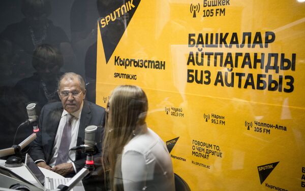 Министр иностранных дел России Сергей Лавров во время интервью в студии радио Sputnik Кыргызстан - Sputnik Азербайджан