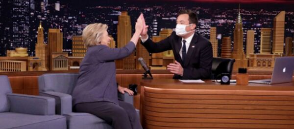Ведущий телепрограммы Tonight Show поприветствовал в студии Хиллари Клинтон, надев медицинскую маску Ведущий телепрограммы Tonight Show поприветствовал в студии Хиллари Клинтон, надев медицинскую маску - Sputnik Азербайджан