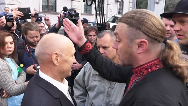 У посольства РФ в Киеве протестующие не пропускали пришедших на выборы россиян - Sputnik Азербайджан