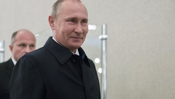 Президент РФ В. Путин на выборах в единый день голосования - Sputnik Azərbaycan