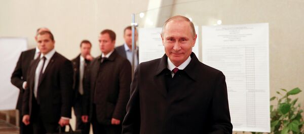 Президент России Владимир Путин голосует на на парламентских выборах. Москва, 18 сентября 2016 - Sputnik Азербайджан