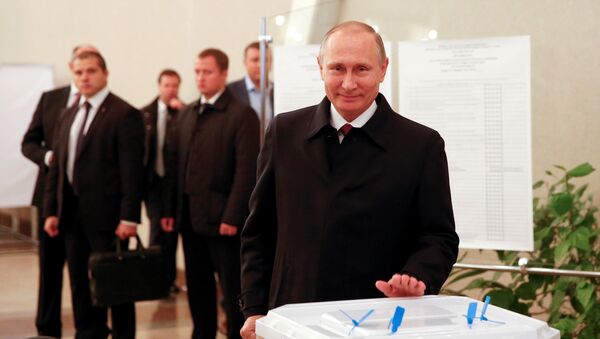 Президент России Владимир Путин голосует на на парламентских выборах. Москва, 18 сентября 2016 - Sputnik Азербайджан