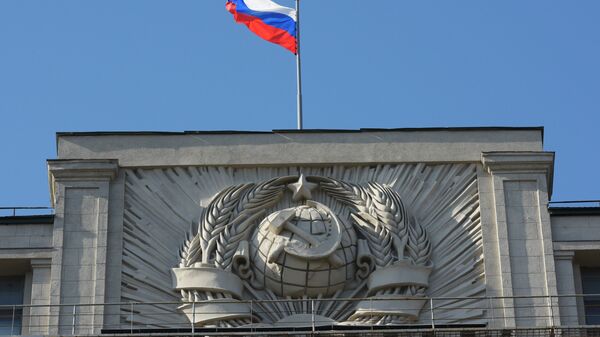 Флаг на здании Государственной Думы РФ на улице Охотный Ряд в Москве - Sputnik Азербайджан