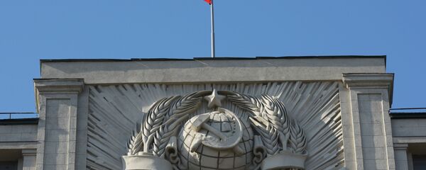 Флаг на здании Государственной Думы РФ на улице Охотный Ряд в Москве Флаг на здании Государственной Думы РФ на улице Охотный Ряд в Москве - Sputnik Азербайджан