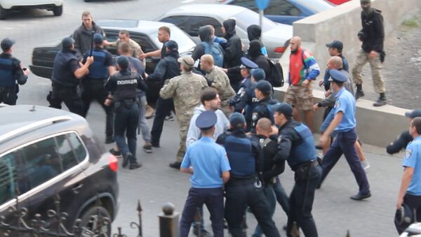 Драка у генконсульства РФ в Одессе: националисты столкнулись с полицейскими - Sputnik Азербайджан