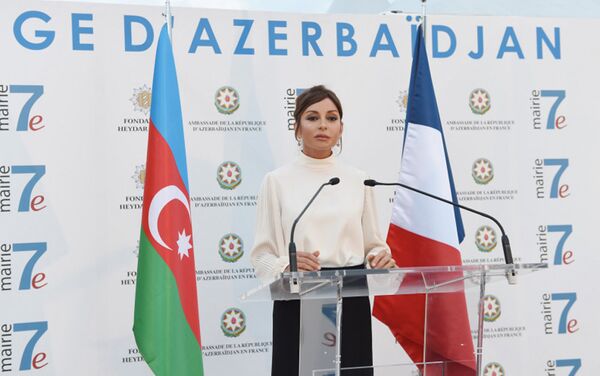 Первая леди Азербайджана Мехрибан Алиева выступает на церемонии официального открытия Азербайджанского городка - Sputnik Азербайджан