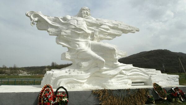 Памятник погибшим в Кармадонском ущелье - Sputnik Азербайджан