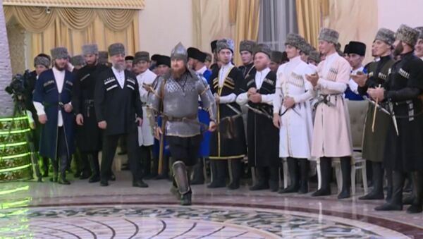 Кадыров пришел на праздник Дня чеченской женщины в шлеме и латах - Sputnik Азербайджан
