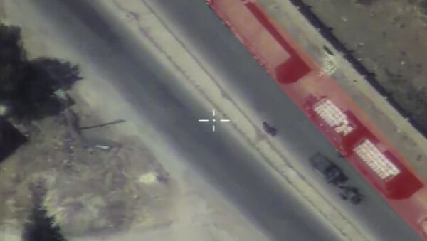 Кадры наблюдения за гумконвоем в Сирии. Съемка с беспилотника Минобороны РФ - Sputnik Азербайджан