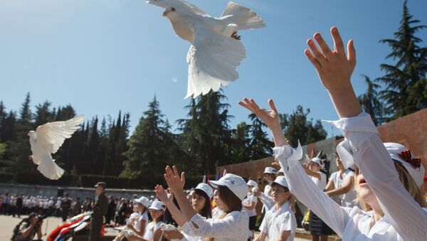 Школьники выпускают голубей - Sputnik Азербайджан