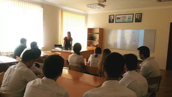 Творческий урок, посвященный русскому художнику К.Коровину, прошел в школе № 56 города Баку - Sputnik Азербайджан