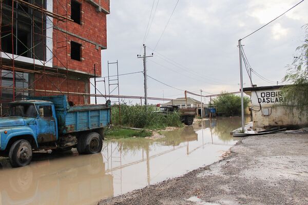 Затопленные улицы поселка Забрат - Sputnik Азербайджан