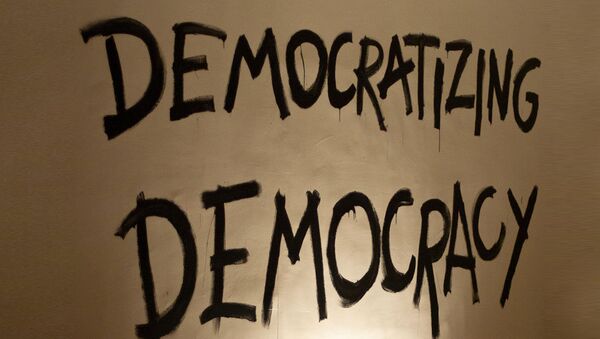 Надпись на стене – Демократизация, демократия - Sputnik Азербайджан
