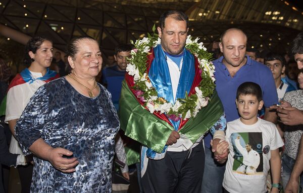 Азербайджанские паралимпийцы вернулись домой – встреча в аэропорту - Sputnik Азербайджан