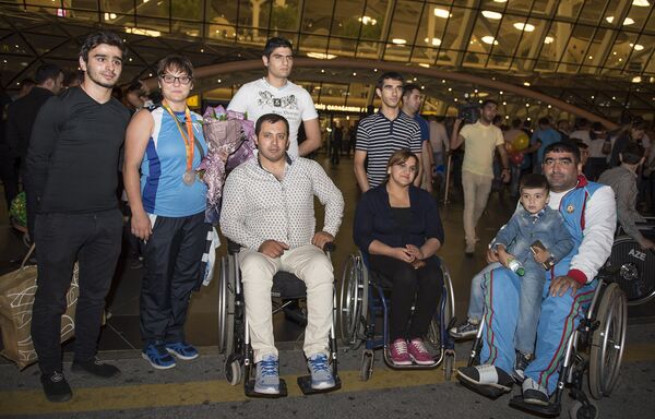 Азербайджанские паралимпийцы вернулись домой – встреча в аэропорту - Sputnik Азербайджан