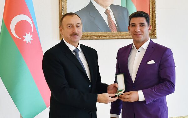 Ильхам Алиев встретился со спортсменами, участвовавшими в XV летних Паралимпийских играх - Sputnik Азербайджан