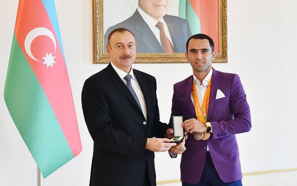 Ильхам Алиев встретился со спортсменами, участвовавшими в XV летних Паралимпийских играх - Sputnik Азербайджан