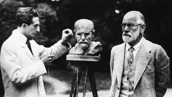 Отец психоанализа Зигмунд Фрейд позирует скульптору Оскару Неману, Вена, 1931 год - Sputnik Азербайджан