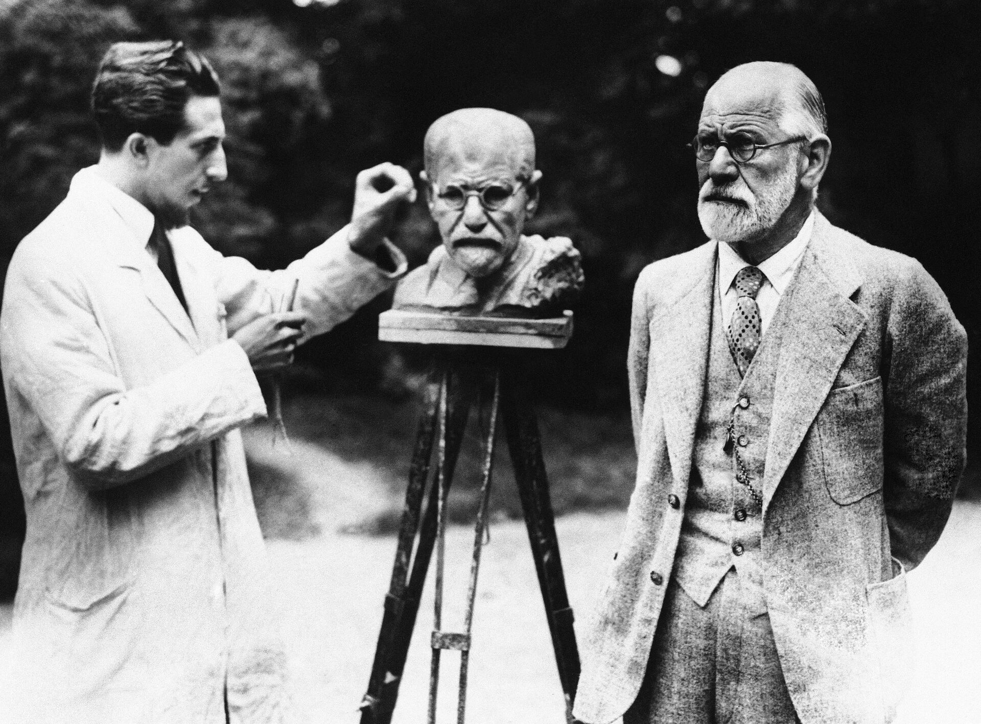 Отец психоанализа Зигмунд Фрейд позирует скульптору Оскару Неману, Вена, 1931 год - Sputnik Azərbaycan, 1920, 06.05.2024