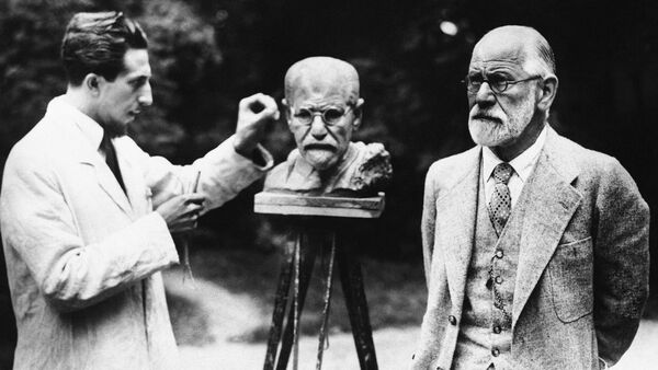 Отец психоанализа Зигмунд Фрейд позирует скульптору Оскару Неману, Вена, 1931 год - Sputnik Азербайджан