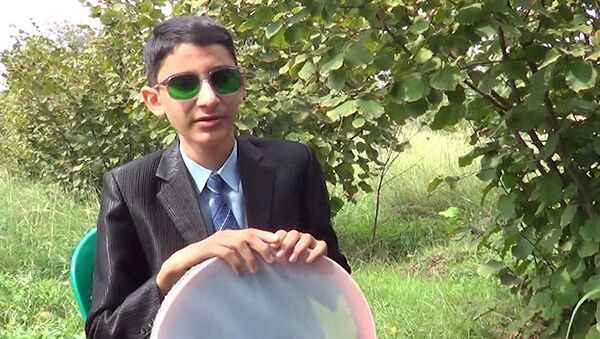 Незрячий подросток, которой смотрит на мир глазами своей души - Sputnik Азербайджан