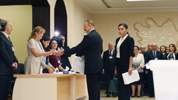 Ильхам Алиев проголосовал на избирательном участке номер 6 в Баку - Sputnik Азербайджан