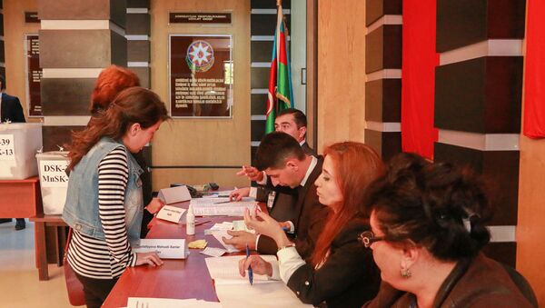 Процесс голосования в одном из избирательных округов города Гянджи - Sputnik Азербайджан