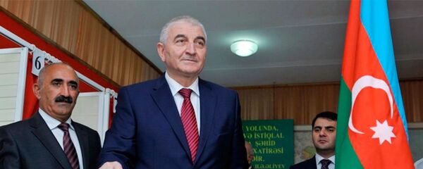 Голосование Мазахира Панахова на референдуме - Sputnik Азербайджан