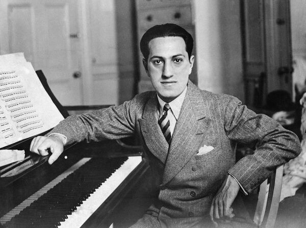 Американский композитор Джордж Гершвин, 12 июля 1937 года Американский композитор Джордж Гершвин, 12 июля 1937 года - Sputnik Азербайджан