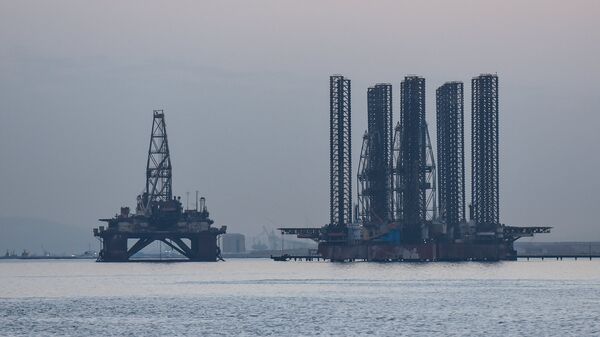Нефтяная платформа и шельф на Каспийском море - Sputnik Azərbaycan