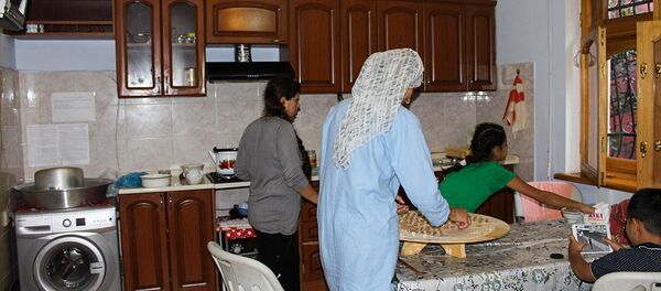 В Общественном объединении Təmiz Dünya нашли приют десятки женщин, подвергавшиеся насилию - Sputnik Азербайджан