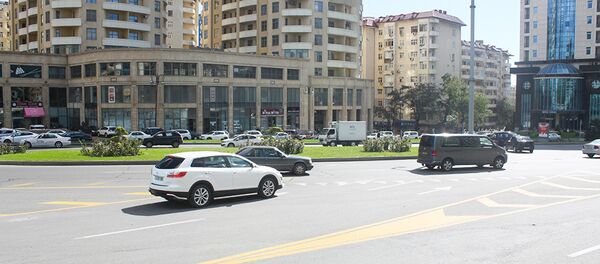 Круговая дорога перед зданием Государственного комитета по статистике в Ясамальском районе Баку Круговая дорога перед зданием Государственного комитета по статистике в Ясамальском районе Баку - Sputnik Азербайджан